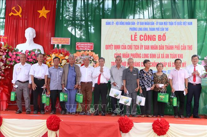 Tặng quà cho các gia đình chính sách tại buổi lễ. Ảnh: Duy Khương – TTXVN