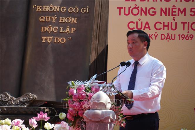 Bí thư Tỉnh ủy Nghệ An Nguyễn Khắc Thận đọc diễn văn tưởng niệm Chủ tịch Hồ Chí Minh tại Nghệ An. Ảnh: Bích Huệ - TTXVN
