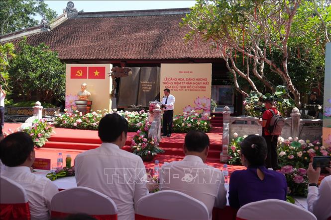 Lễ dâng hương tưởng niệm 57 năm ngày mất của Chủ tịch Hồ Chí Minh được tổ chức trang trọng tại Khu Di tích Quốc gia đặc biệt Kim Liên, xã Kim Liên, Ảnh: Bích Huệ - TTXVN