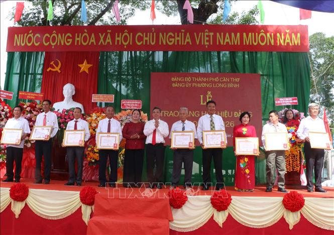 Trao Huy hiệu 45 tuổi Đảng cho các đảng viên tại buổi lễ. Ảnh: Duy Khương – TTXVN