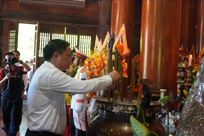 Bí thư Tỉnh ủy Nghệ An Nguyễn Khắc Thận dâng hương tưởng niệm Chủ tịch Hồ Chí Minh. Ảnh: Bích Huệ - TTXVN