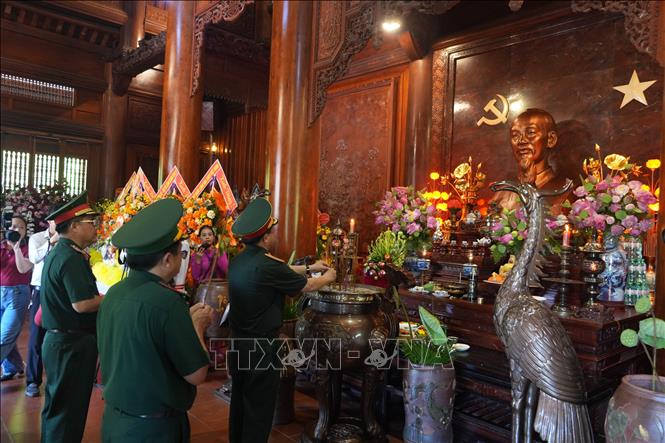 Lãnh đạo Quân Khu IV dâng hương tưởng niệm Chủ tịch Hồ Chí Minh. Ảnh: Bích Huệ - TTXVN