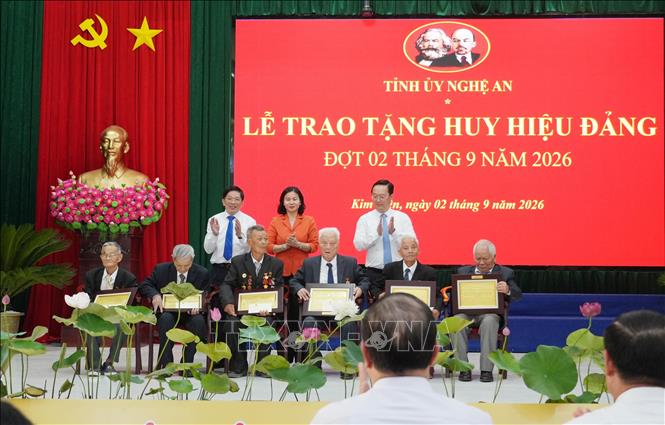 Dịp 2/9/2026, toàn tỉnh Nghệ An có 3.808 đảng viên được trao tặng và truy tặng Huy hiệu Đảng từ 30 năm đến 80 năm tuổi Đảng. Ảnh: Bích Huệ - TTXVN