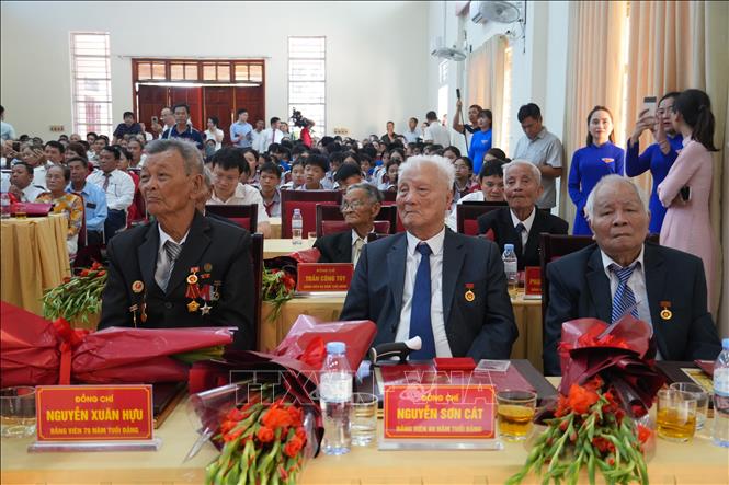6 đảng viên thuộc Đảng bộ xã Kim Liên được trao tặng Huy hiệu 70 năm, 65 năm tuổi Đảng. Ảnh: Bích Huệ - TTXVN 