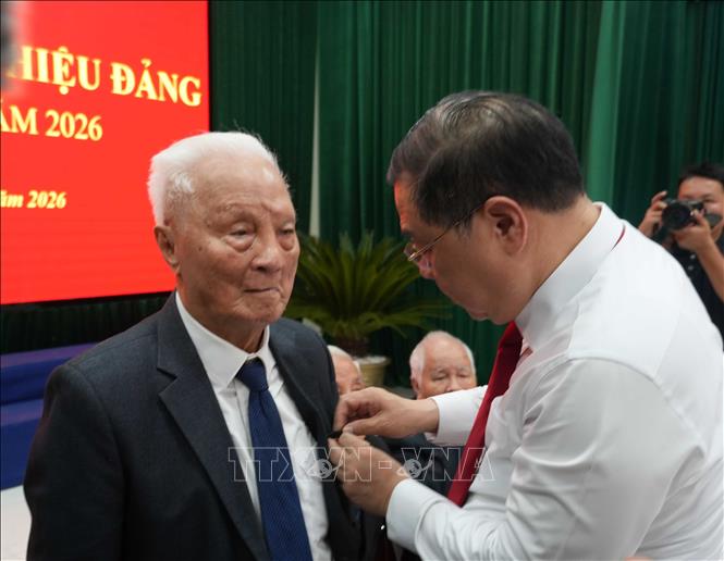 Phó Thủ tướng Thường trực Phạm Gia Túc trao Huy hiệu Đảng cho đảng viên thuộc Đảng bộ xã Kim Liên. Ảnh: Bích Huệ - TTXVN