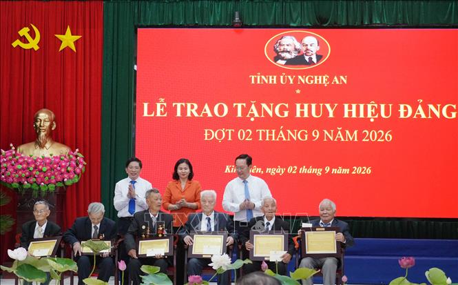 Dịp 2/9/2026, toàn tỉnh Nghệ An có 3.808 đảng viên được trao tặng và truy tặng Huy hiệu Đảng từ 30 năm đến 80 năm tuổi Đảng. Ảnh: Bích Huệ - TTXVN