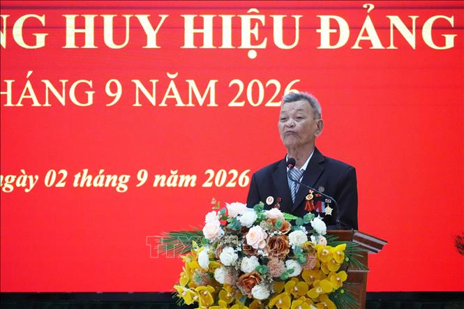 Đảng viên Nguyễn Xuân Hữu (94 tuổi đời, 70 tuổi Đảng), xóm Tân Hồng, xã Kim Liên phát biểu cảm xúc tại buổi lễ. Ảnh: Bích Huệ - TTXVN