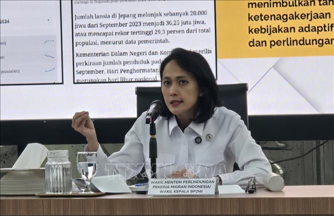 Thứ trưởng Bộ Bảo vệ Lao động Di cư Indonesia Christina Aryani phát biểu trước báo giới. Ảnh: Lê Minh Hưởng - Pv TTXVN tại Indonesia