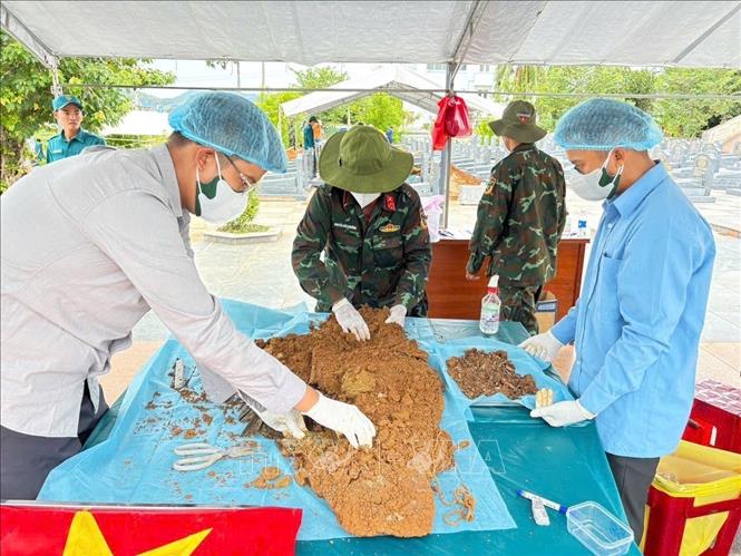 Cán bộ, chiến sĩ tìm kiếm, quy tập, xác minh danh tính liệt sĩ trong chiến dịch. Ảnh: Sỹ Thắng - TTXVN