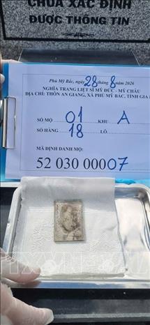 Kỷ vật được tìm thấy tại nghĩa trang liệt sĩ Mỹ Đức - Mỹ Châu cũ (nay là xã Phù Mỹ Bắc). Ảnh: Sỹ Thắng - TTXVN