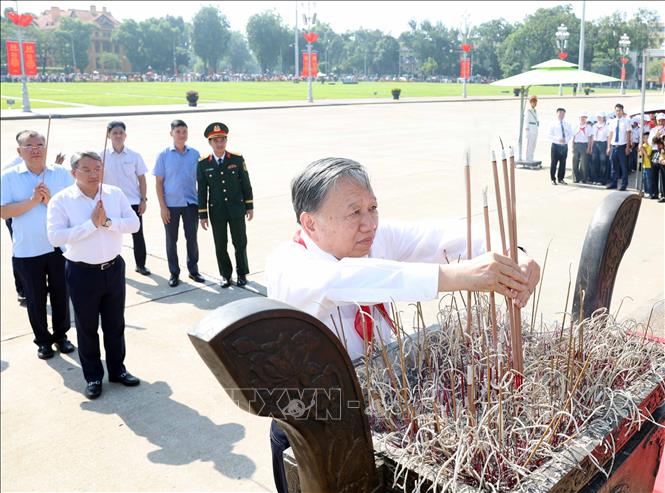 Party General Secretary and State President To Lam offers incense at the President Ho Chi Minh Mausoleum. VNA Photo: Thống Nhất