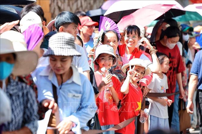 Các bạn nhỏ háo hức chờ xếp hàng chờ đến lượt vào tham quan Di tích Nhà tù Hoả lò trong dịp Quốc khánh. Ảnh: Phạm Tuấn Anh - TTXVN