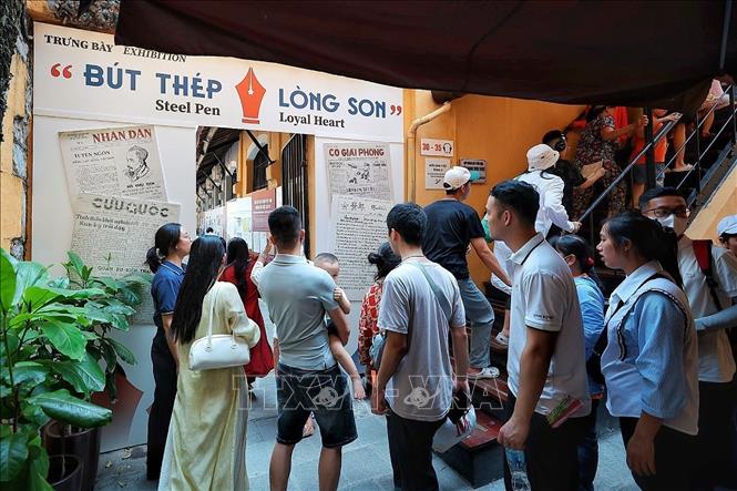 Đông đảo người dân dừng chân tại không gian trưng bày “Bút thép, lòng son”, tìm hiểu những tư liệu báo chí gắn với các chặng đường đấu tranh cách mạng. Ảnh: Phạm Tuấn Anh - TTXVN