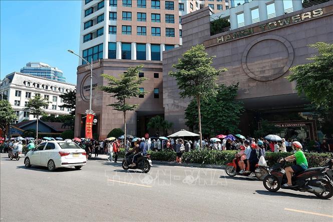Đoàn khách tham quan xếp hàng kéo dài từ cổng Nhà tù Hoả lò sang phố Hai Bà Trưng. Ảnh: Phạm Tuấn Anh - TTXVN