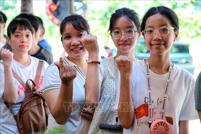 Những dấu đóng lưu niệm trở thành một trải nghiệm được nhiều du khách, đặc biệt là các bạn trẻ thích thú khi đến tham quan Hỏa Lò. Ảnh: Phạm Tuấn Anh - TTXVN