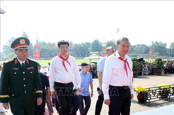 Party General Secretary and State President To Lam pays tribute to President Ho Chi Minh at his Mausoleum. VNA Photo: Thống Nhất