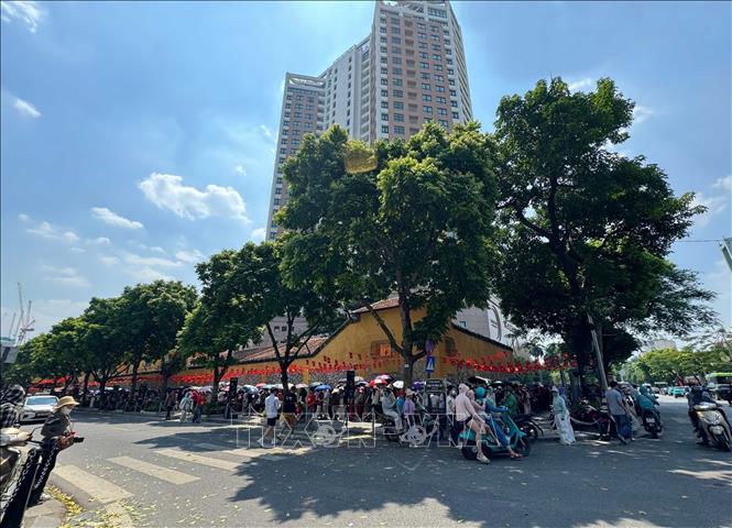 Giữa buổi trưa nắng gắt, dòng người vẫn kiên nhẫn xếp hàng dài tới vài trăm mét để chờ được vào tham quan 