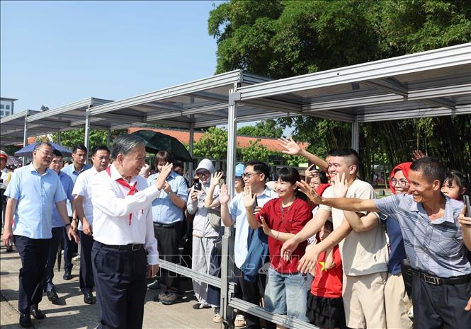 Party General Secretary and State President To Lam waves to people who come tp pay tribute to late President Ho Chi Minh at his Mausoleum. VNA Photo: Thống Nhất