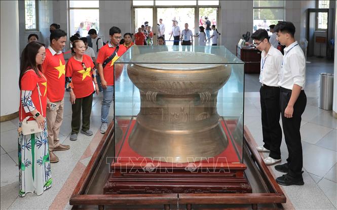 Du khách chiêm ngưỡng nhiều hiện vật, tài liệu quý được trưng bày tại Bảo tàng Hồ Chí Minh. Ảnh: Phan Phương – TTXVN