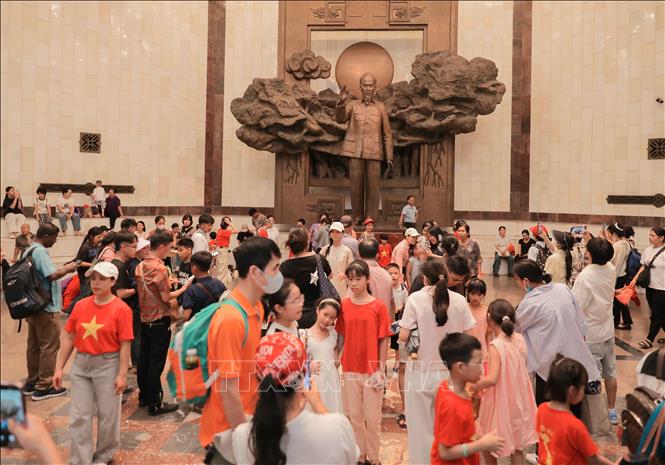 Rất đông người dân và du khách đến tham quan Bảo tàng Hồ Chí Minh tại Hà Nội dịp Lễ Quốc khánh 2/9. Ảnh: Phan Phương – TTXVN