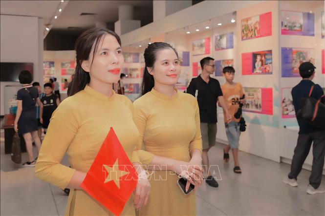 Rất đông người dân và du khách đến tham quan Bảo tàng Hồ Chí Minh tại Hà Nội dịp Lễ Quốc khánh 2/9. Ảnh: Phan Phương – TTXVN