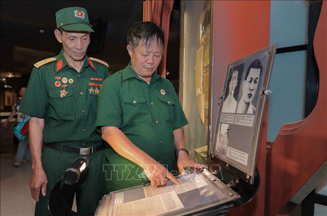 Nhiều cựu chiến binh từ khắp mọi miền tổ quốc xúc động tìm hiểu và ôn lại ký ức hào hùng qua các hiện vật quý giá tại Bảo tàng Hồ Chí Minh. Ảnh: Phan Phương – TTXVN