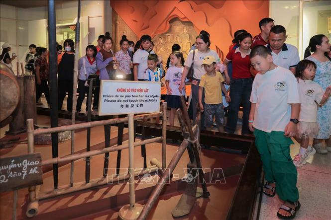 Rất đông người dân và du khách đến tham quan Bảo tàng Hồ Chí Minh tại Hà Nội dịp Lễ Quốc khánh 2/9. Ảnh: Phan Phương – TTXVN