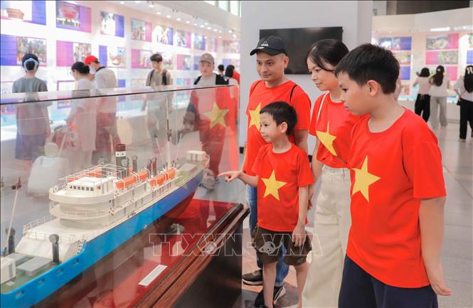 Nhiều em thiếu nhi hào hứng tìm hiểu về mô hình con tàu Amiral Latouche-Tréville – nơi Chủ tịch Hồ Chí Minh đã bắt đầu hành trình ra đi tìm đường cứu nước lịch sử. Ảnh: Phan Phương – TTXVN