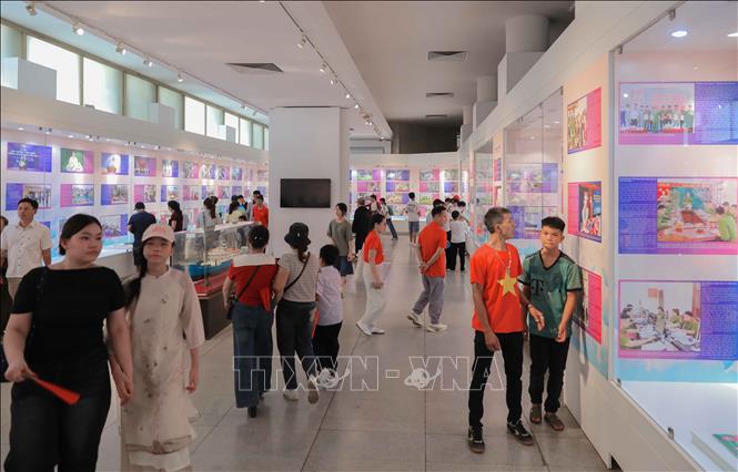 Rất đông người dân và du khách đến tham quan Bảo tàng Hồ Chí Minh tại Hà Nội dịp Lễ Quốc khánh 2/9. Ảnh: Phan Phương – TTXVN