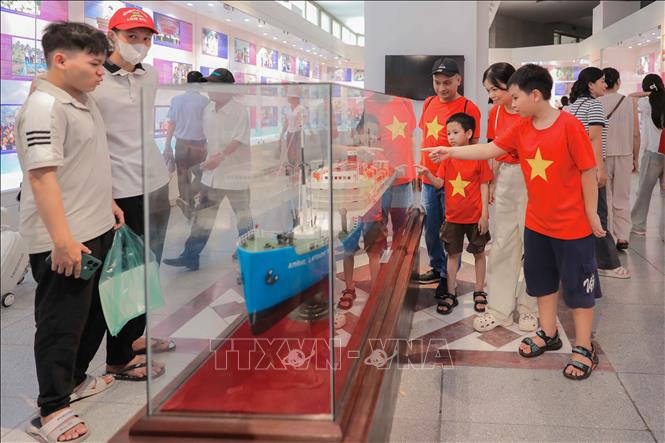 Nhiều em thiếu nhi hào hứng tìm hiểu về mô hình con tàu Amiral Latouche-Tréville – nơi Chủ tịch Hồ Chí Minh đã bắt đầu hành trình ra đi tìm đường cứu nước lịch sử. Ảnh: Phan Phương – TTXVN