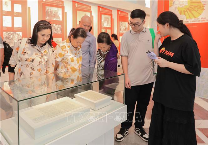 Rất đông người dân và du khách đến tham quan Bảo tàng Hồ Chí Minh tại Hà Nội dịp Lễ Quốc khánh 2/9. Ảnh: Phan Phương – TTXVN