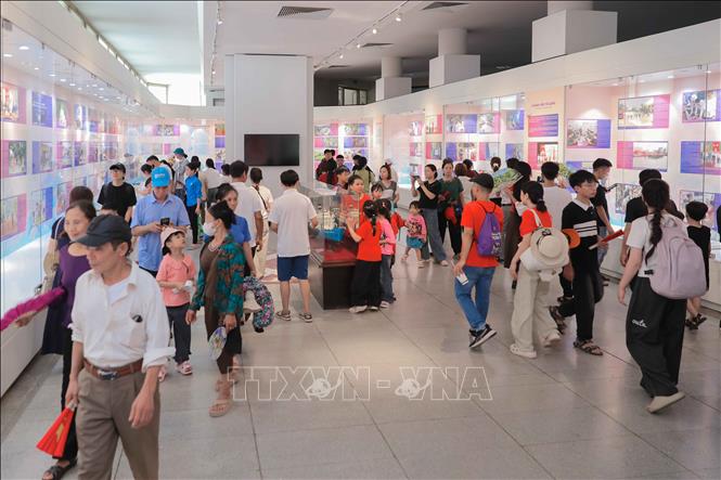 Rất đông người dân và du khách đến tham quan Bảo tàng Hồ Chí Minh tại Hà Nội dịp Lễ Quốc khánh 2/9. Ảnh: Phan Phương – TTXVN