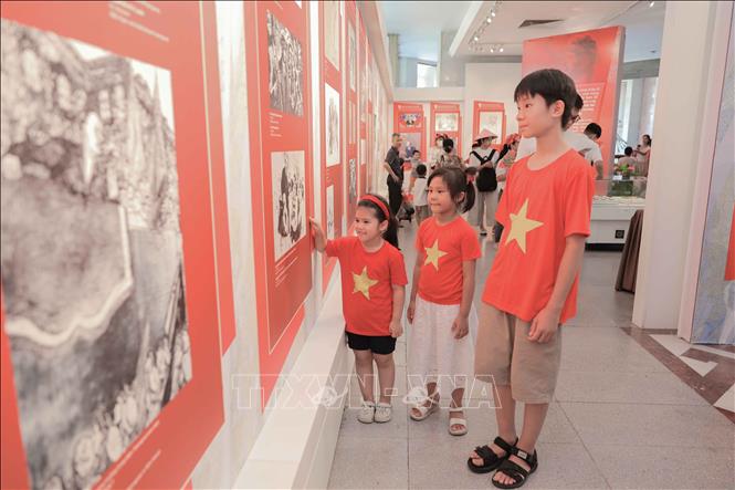 Trẻ mặc đồng phục cờ đỏ sao vàng đến tham quan Bảo tàng Hồ Chí Minh tại Hà Nội. Ảnh: Phan Phương – TTXVN