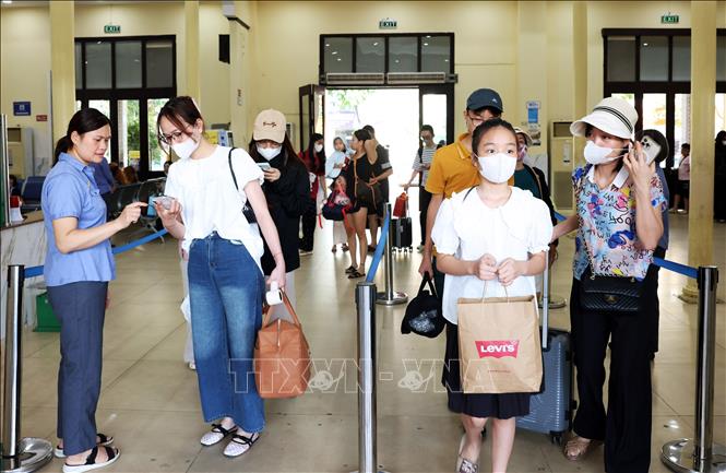 Nhân viên ga Hà Nội kiểm tra vé hành khách trước khi vào sân ga. Ảnh: Quốc Khánh - TTXVN