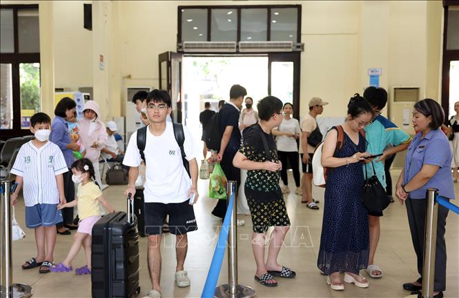 Lượng hành khách đi tàu hỏa tăng rất cao trong dịp nghỉ lễ 2/9. Ảnh: Quốc Khánh - TTXVN