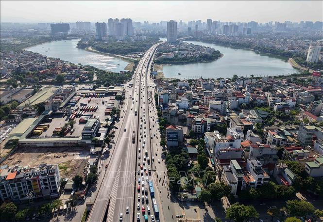 Tuyến vành đai 2 hướng đi Linh Đàm, lượng phương tiện tăng nhanh từng giờ. Ảnh: Hoàng Hiếu - TTXVN