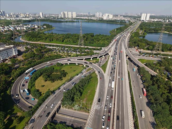 16h, lượng phương tiện đổ về quá đông khiến đường vành đai 2 xuất hiện tình trạng ùn, ứ cục bộ, các phương tiện lưu ý khi di chuyển qua đoạn đường này. Ảnh: Hoàng Hiếu - TTXVN