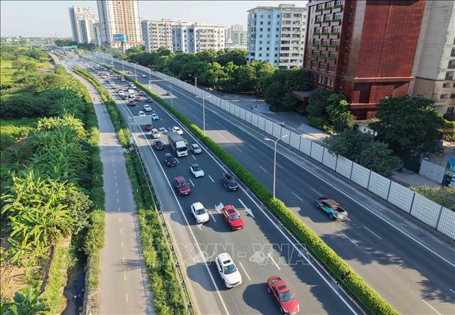 Lượng phương tiện đổ về Hà Nội từ hướng cao tốc Pháp Vân - Cầu Giẽ tăng nhanh, khiến việc di chuyển chậm. Ảnh: Hoàng Hiếu - TTXVN