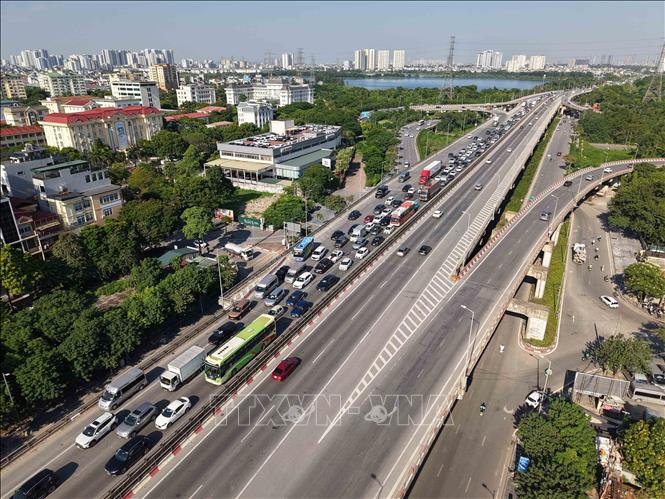 Lưu lượng phương tiện đông đúc khiến đường vành đai 2 xuất hiện tình trạng ùn ứ. Ảnh: Hoàng Hiếu - TTXVN