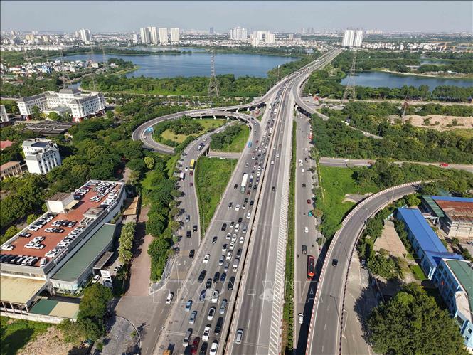 16h, lượng phương tiện đổ về quá đông khiến đường vành đai 2 xuất hiện tình trạng ùn, ứ cục bộ, các phương tiện lưu ý khi di chuyển qua đoạn đường này. Ảnh: Hoàng Hiếu - TTXVN
