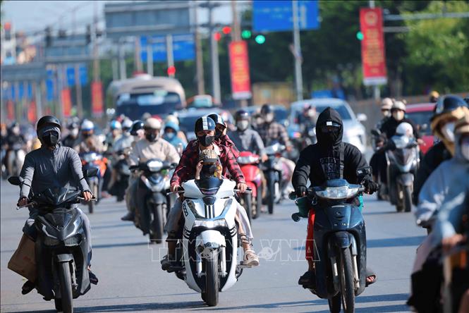 15h30', dù nhiệt độ ngoài trời khoảng 40oC, nhưng lượng người và phương tiện từ Quốc lộ 1A hướng về trung tâm Hà Nội ngày càng tăng cao. Ảnh: Hoàng Hiếu - TTXVN