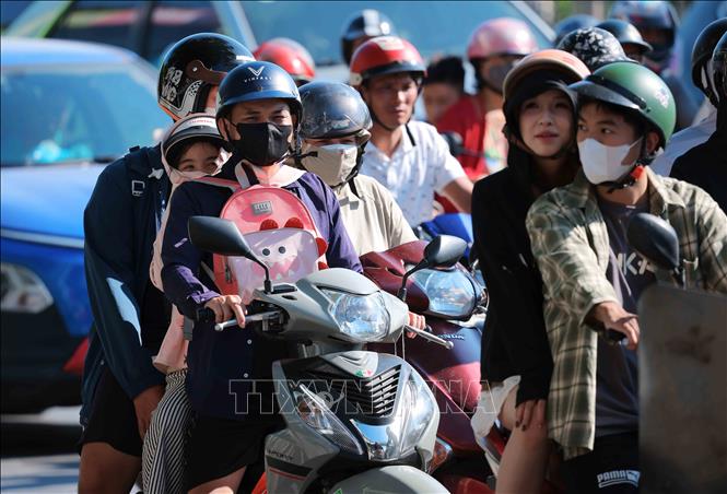 Trẻ em theo gia đình quay trở lại Hà Nội, chuẩn bị bước vào năm học mới 2026 - 2027. Ảnh: Hoàng Hiếu - TTXVN