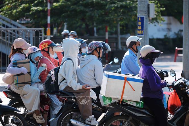 Nhiệt độ ngoài trời chiều 2/9 gần 40oC khiến việc di chuyển của người dân gặp nhiều vất vả. Ảnh: Hoàng Hiếu - TTXVN