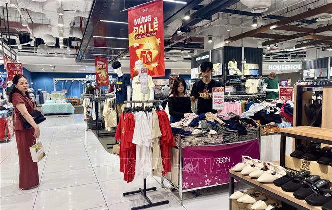 Gian hàng thời trang, mỹ phẩm, hóa mỹ phẩm tại trung tâm thương mại Parc Mall, TP. Hồ Chí Minh giảm giá mạnh, thu hút du khách. Ảnh: Hương Giang - TTXVN