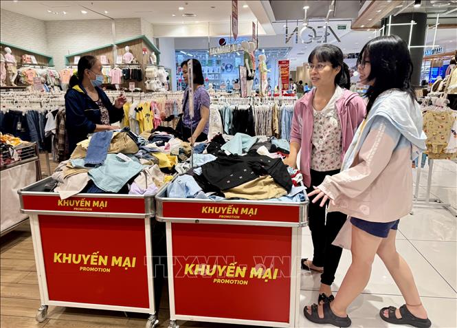 Nhãn hàng tung ưu đãi lớn dịp lễ Quốc khánh đón sức mua tăng cao. Ảnh: Hương Giang - TTXVN