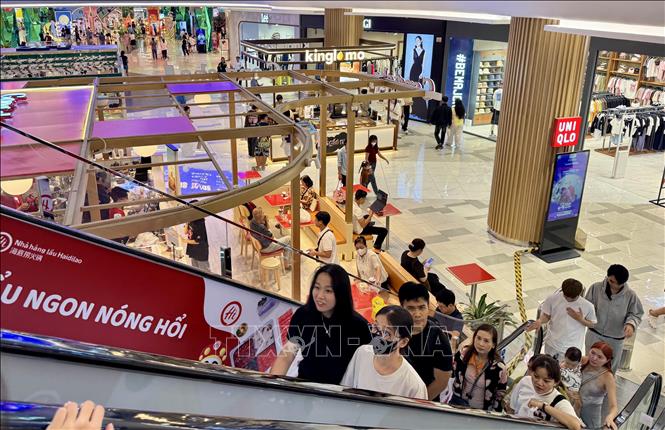 Dòng người đông đúc đổ về các Trung tâm thương mại tại TP. Hồ Chí Minh. Ảnh: Hương Giang - TTXVN