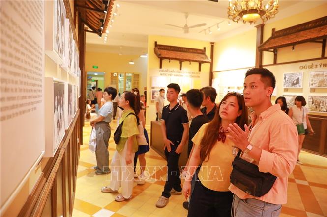 Trong ngày Quốc khánh, Nhà số 48 phố Hàng Ngang trở thành một trong những địa chỉ lịch sử thu hút đông đảo người dân và du khách. Ảnh: Khánh Hoà – TTXVN