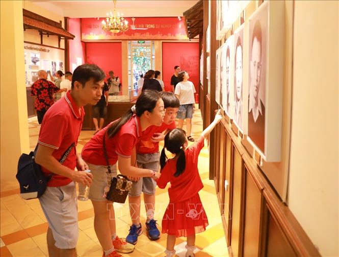 Trong ngày Quốc khánh, Nhà số 48 phố Hàng Ngang trở thành một trong những địa chỉ lịch sử thu hút đông đảo người dân và du khách. Ảnh: Khánh Hoà – TTXVN