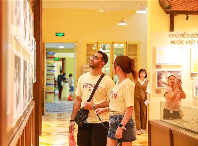 Nơi đây cũng là địa điểm thu hút du khách quốc tế ghé thăm. Ảnh: Khánh Hoà – TTXVN