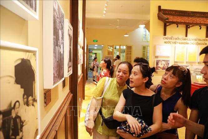 Trong ngày Quốc khánh, Nhà số 48 phố Hàng Ngang trở thành một trong những địa chỉ lịch sử thu hút đông đảo người dân và du khách. Ảnh: Khánh Hoà – TTXVN